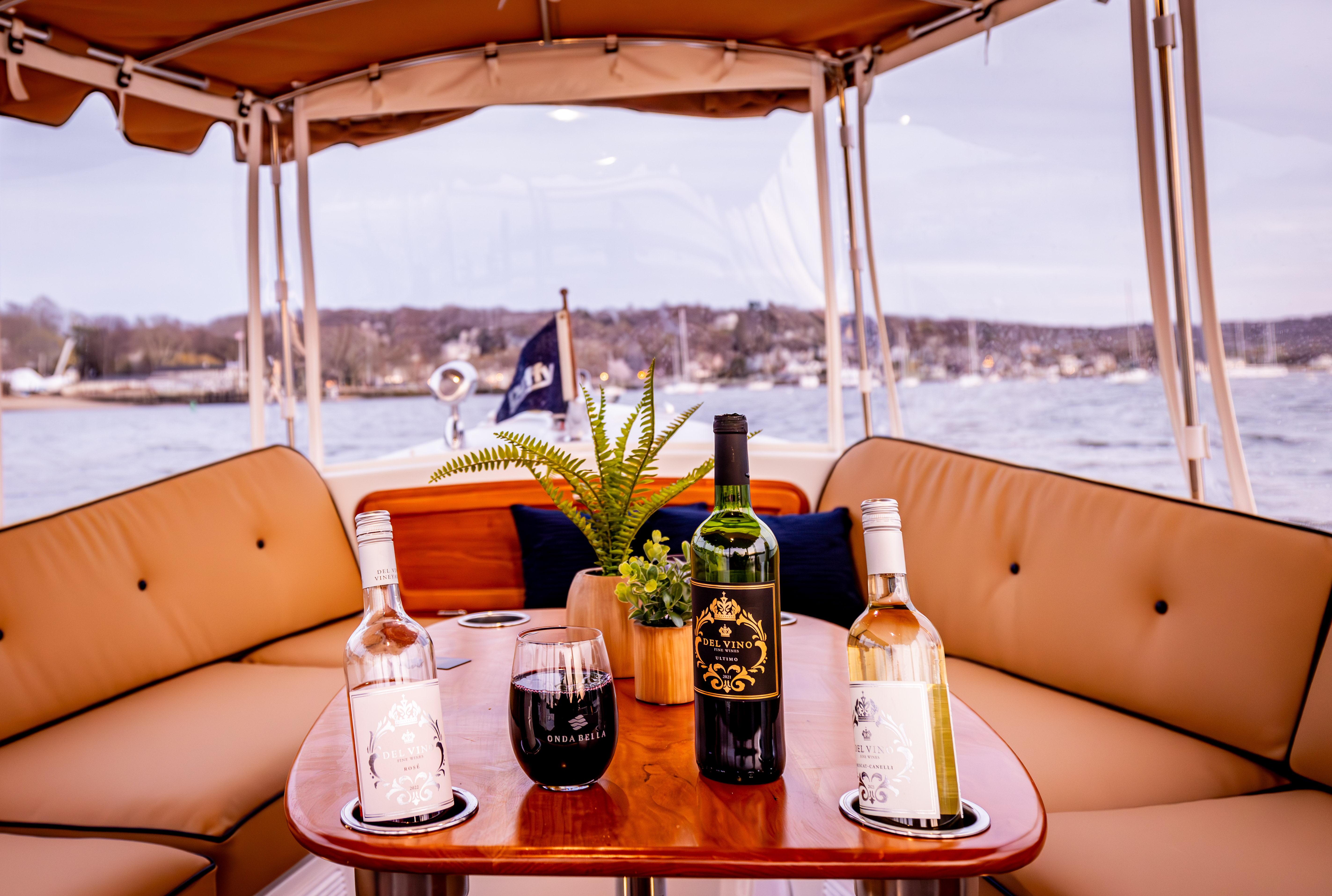 The Onda Bella offers locals and visitors customized tours around Northport Harbor with an option to add on food and drinks from local businesses. 