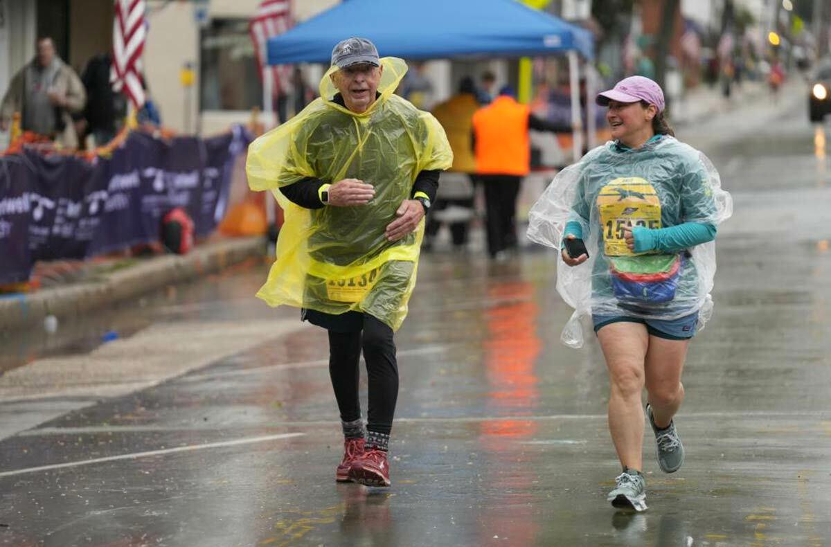 81-year-old East Northport resident Carl Sukowski nears the finish line of the Great Cow Harbor 10K. Photo credit @zackbrowningphotography, via elitefeats.com website.