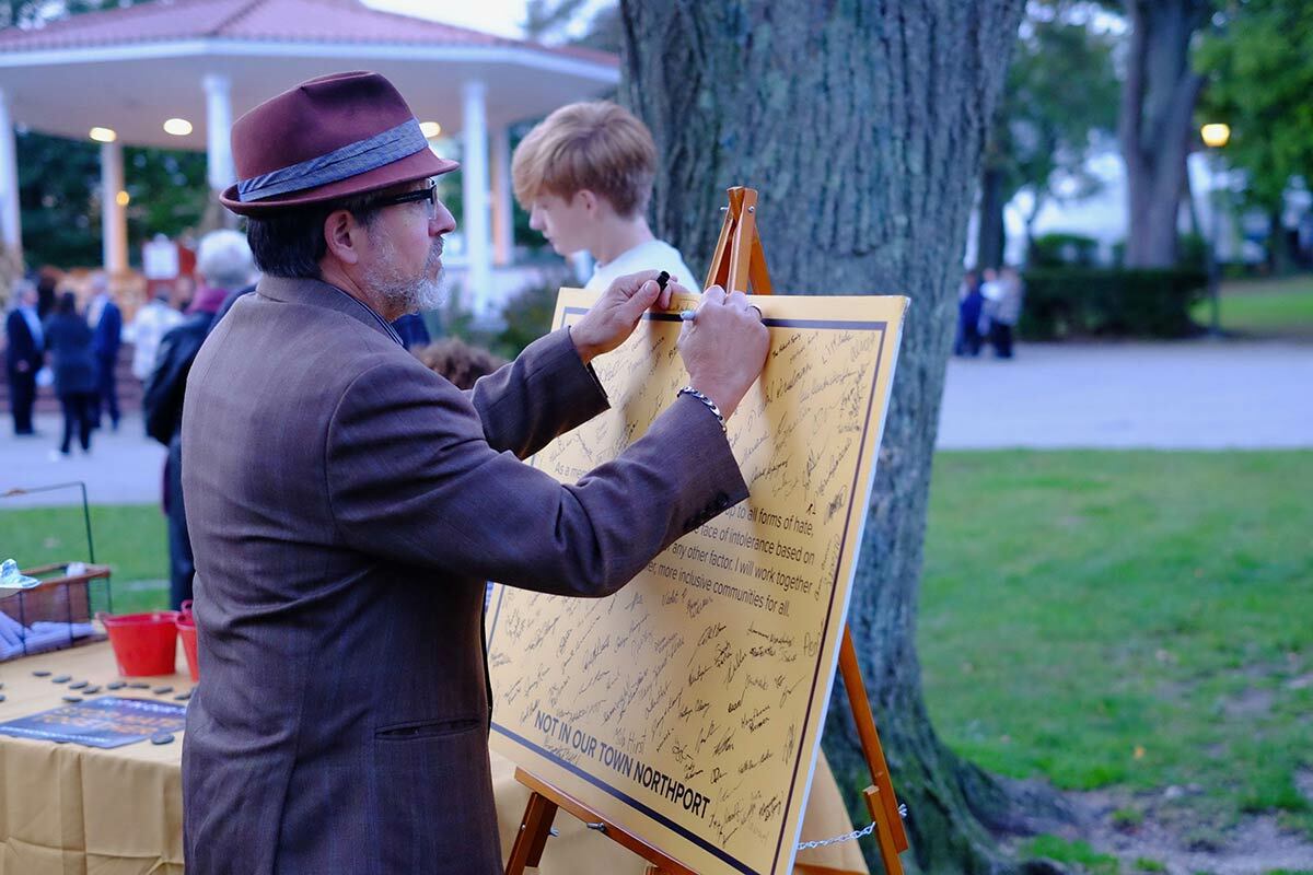 Rabbi Ian Silverstein signs a pledge against hatred, bigotry and intolerance. #LesGoldFoto